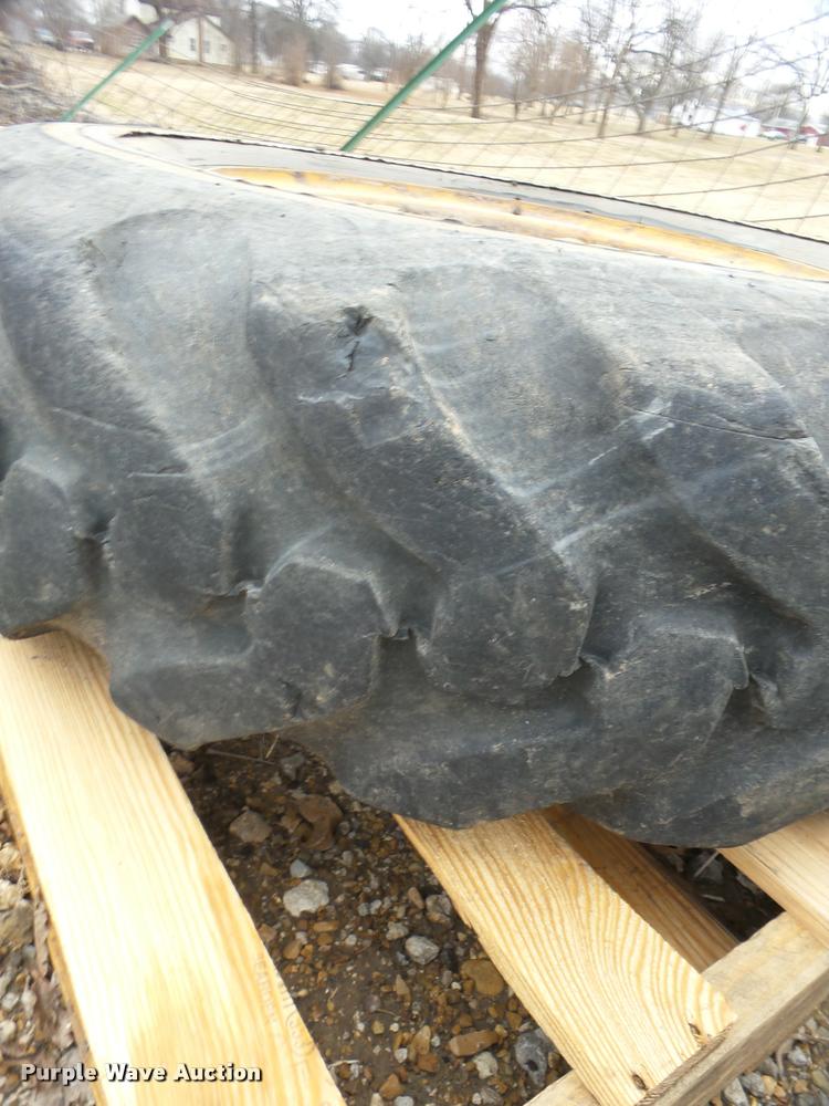 image for item AG9091 (4) motor grader tires