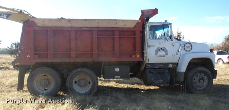 image for item AG9272 1976 Ford 9000 dump truck