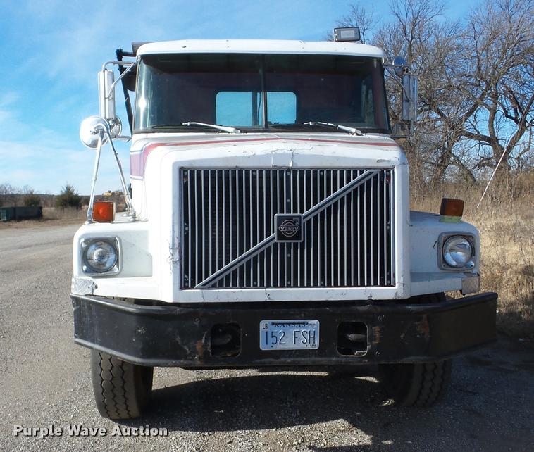 image for item AG9274 1996 Volvo WG rolloff truck