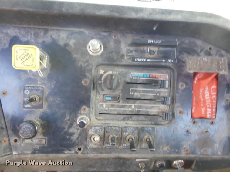 image for item AG9274 1996 Volvo WG rolloff truck