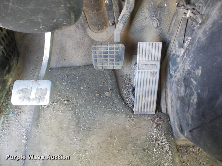 image for item AG9274 1996 Volvo WG rolloff truck