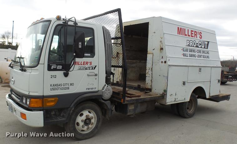 image for item AV9768 2000 Hino FB1817 utility truck