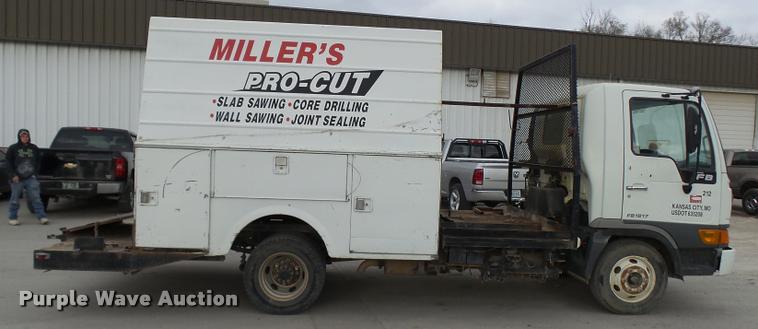 image for item AV9768 2000 Hino FB1817 utility truck