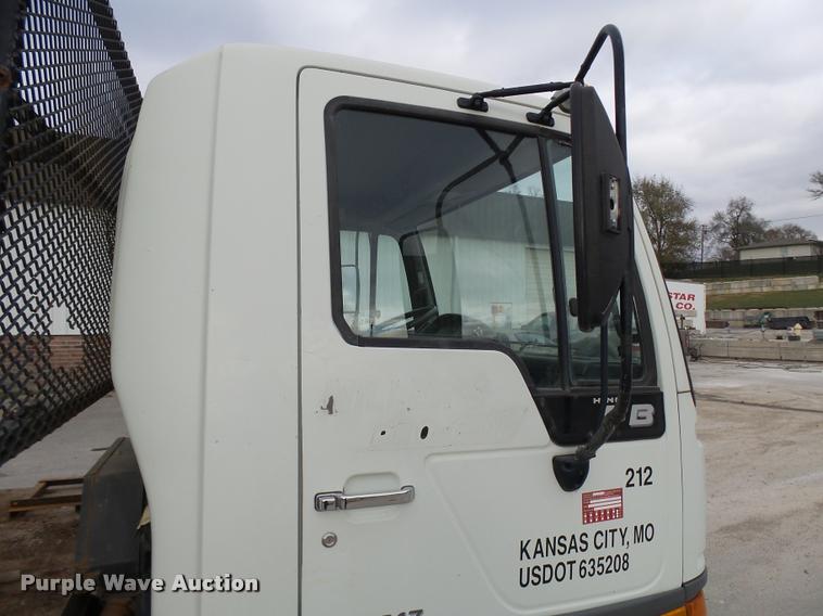 image for item AV9768 2000 Hino FB1817 utility truck