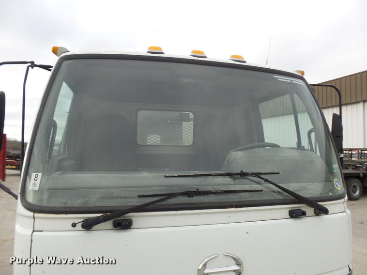 image for item AV9768 2000 Hino FB1817 utility truck