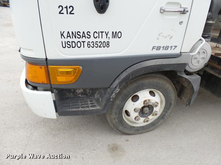 image for item AV9768 2000 Hino FB1817 utility truck