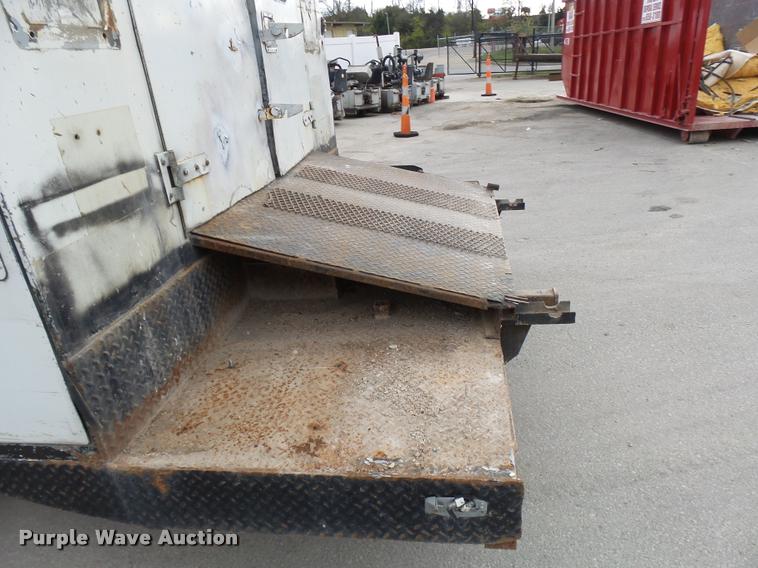 image for item AV9768 2000 Hino FB1817 utility truck