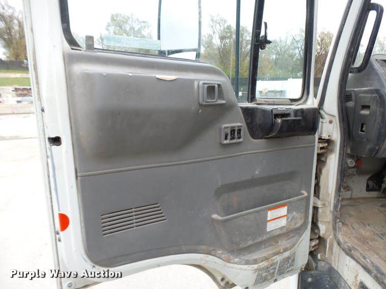 image for item AV9768 2000 Hino FB1817 utility truck
