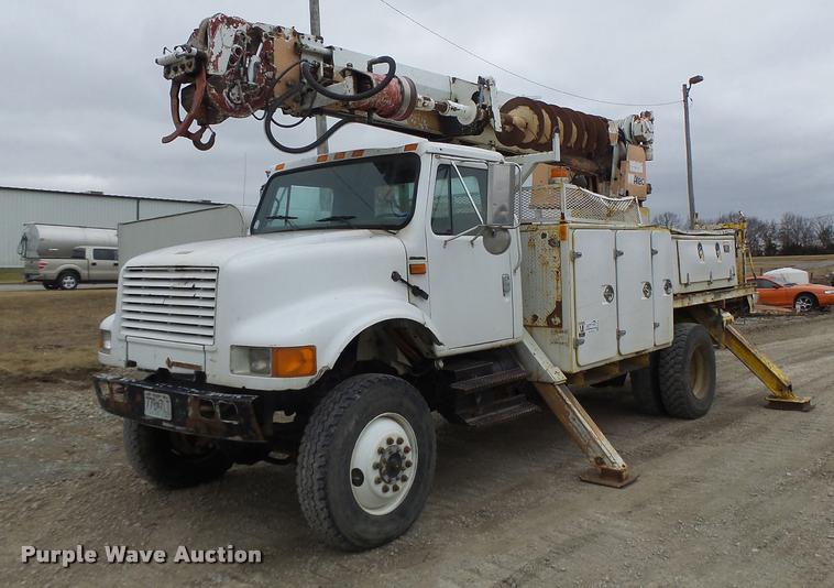 image for item DA3278 1995 International 4800 digger derrick truck