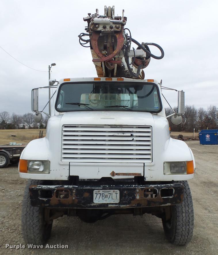 image for item DA3278 1995 International 4800 digger derrick truck