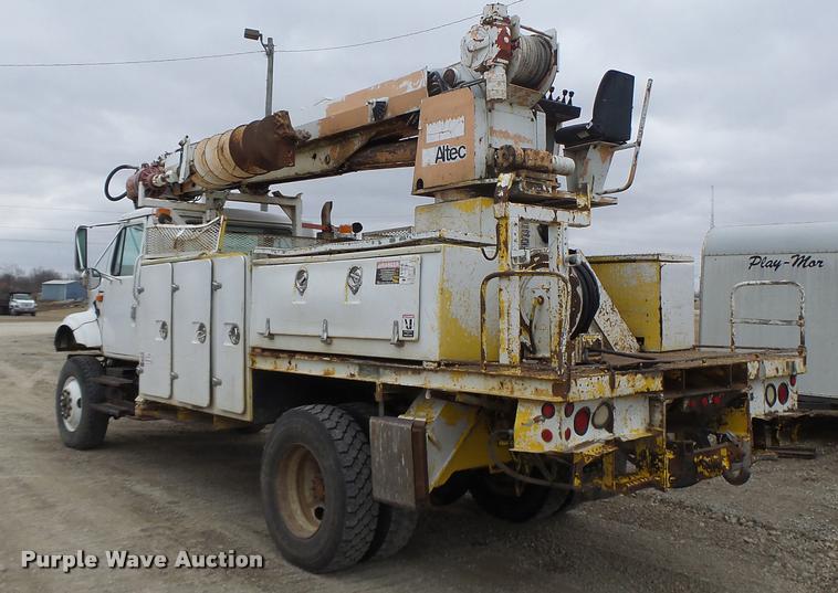 image for item DA3278 1995 International 4800 digger derrick truck