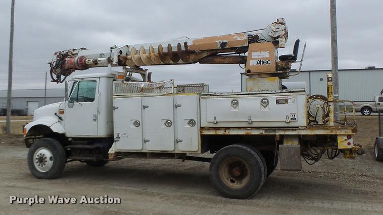 image for item DA3278 1995 International 4800 digger derrick truck