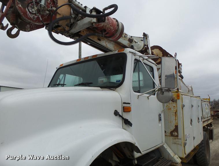 image for item DA3278 1995 International 4800 digger derrick truck