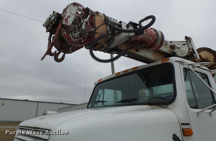 image for item DA3278 1995 International 4800 digger derrick truck