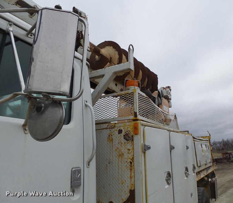 image for item DA3278 1995 International 4800 digger derrick truck