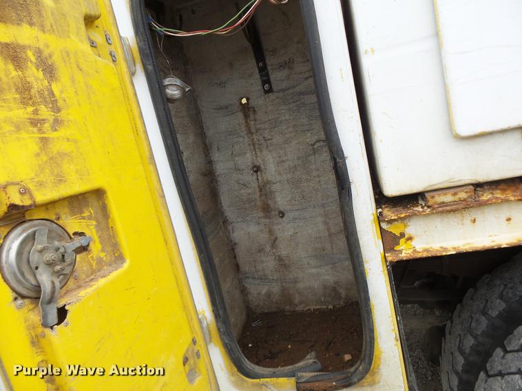 image for item DA3278 1995 International 4800 digger derrick truck