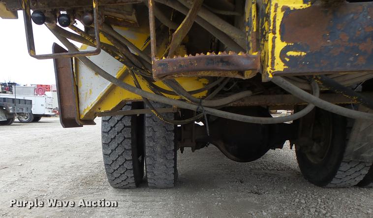 image for item DA3278 1995 International 4800 digger derrick truck