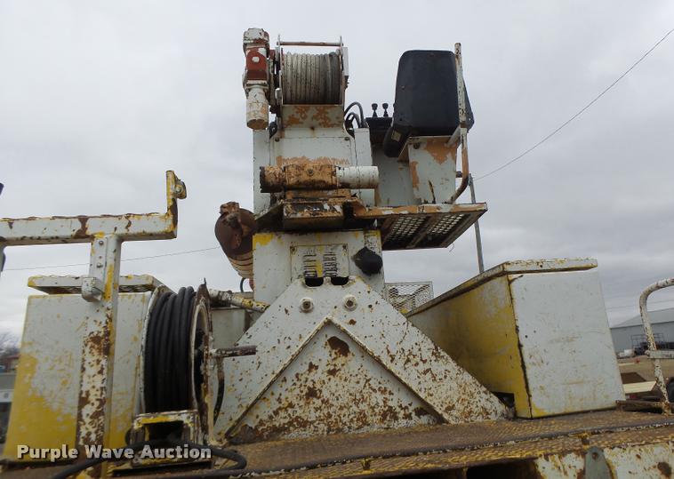 image for item DA3278 1995 International 4800 digger derrick truck