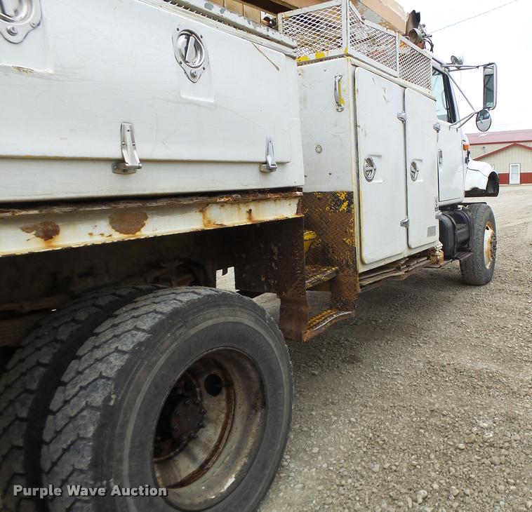 image for item DA3278 1995 International 4800 digger derrick truck