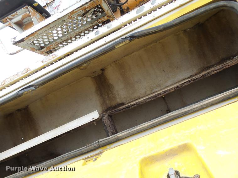 image for item DA3278 1995 International 4800 digger derrick truck