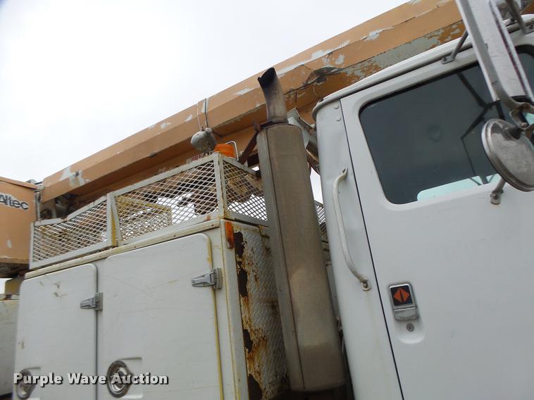 image for item DA3278 1995 International 4800 digger derrick truck