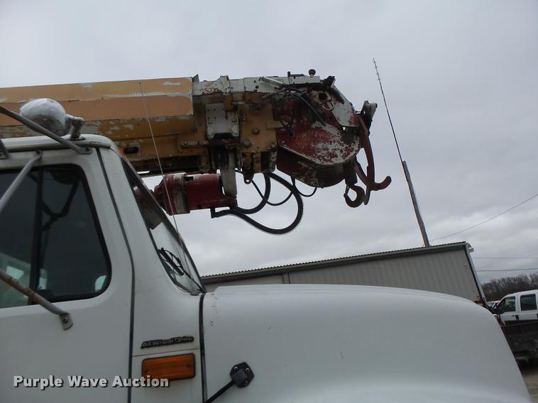 image for item DA3278 1995 International 4800 digger derrick truck