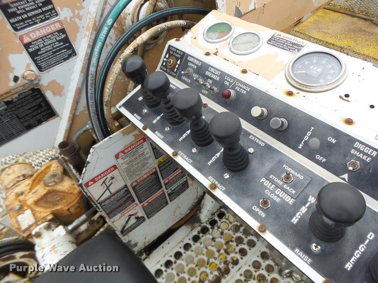 image for item DA3278 1995 International 4800 digger derrick truck