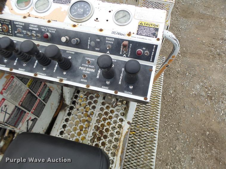 image for item DA3278 1995 International 4800 digger derrick truck