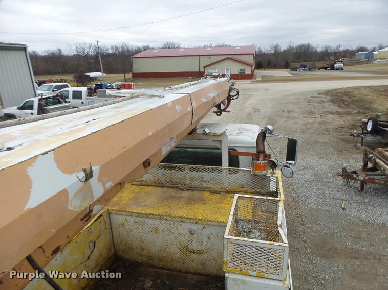 image for item DA3278 1995 International 4800 digger derrick truck