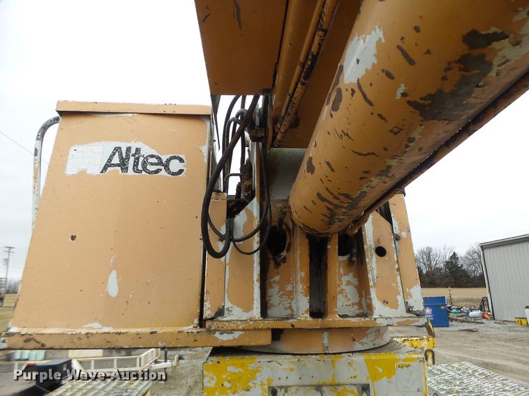 image for item DA3278 1995 International 4800 digger derrick truck