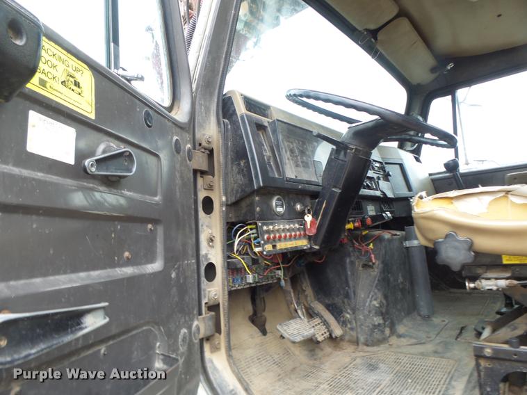 image for item DA3278 1995 International 4800 digger derrick truck