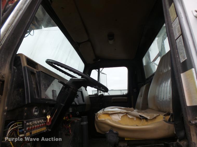 image for item DA3278 1995 International 4800 digger derrick truck