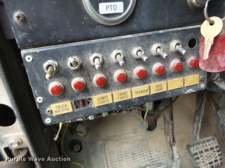 image for item DA3278 1995 International 4800 digger derrick truck