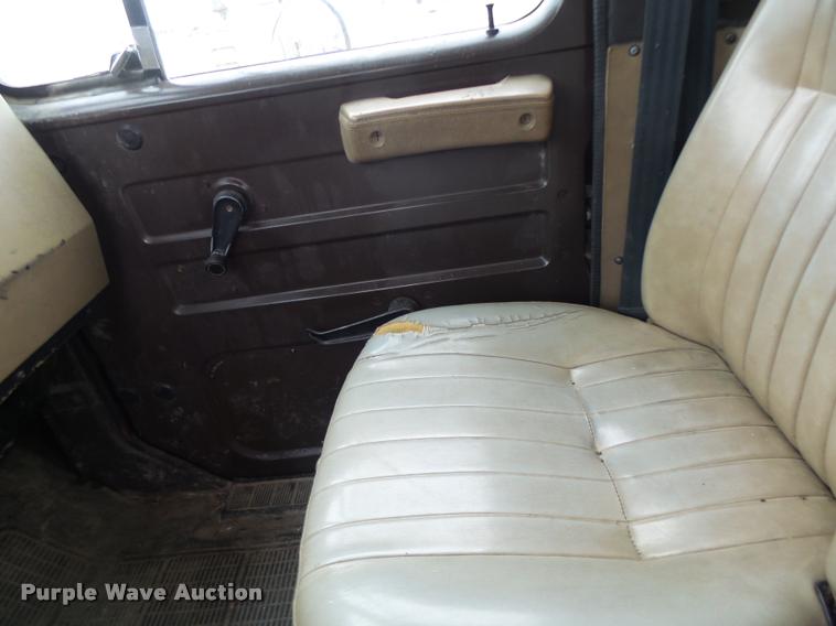 image for item DA3278 1995 International 4800 digger derrick truck