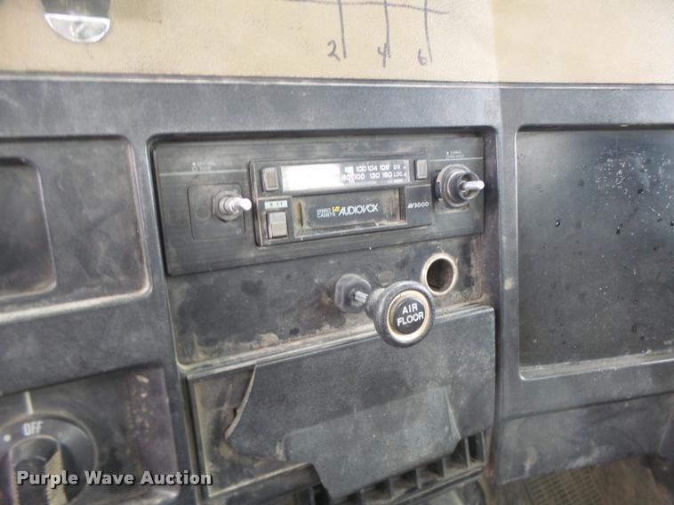 image for item DA3278 1995 International 4800 digger derrick truck