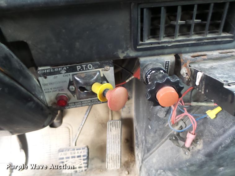 image for item DA3278 1995 International 4800 digger derrick truck