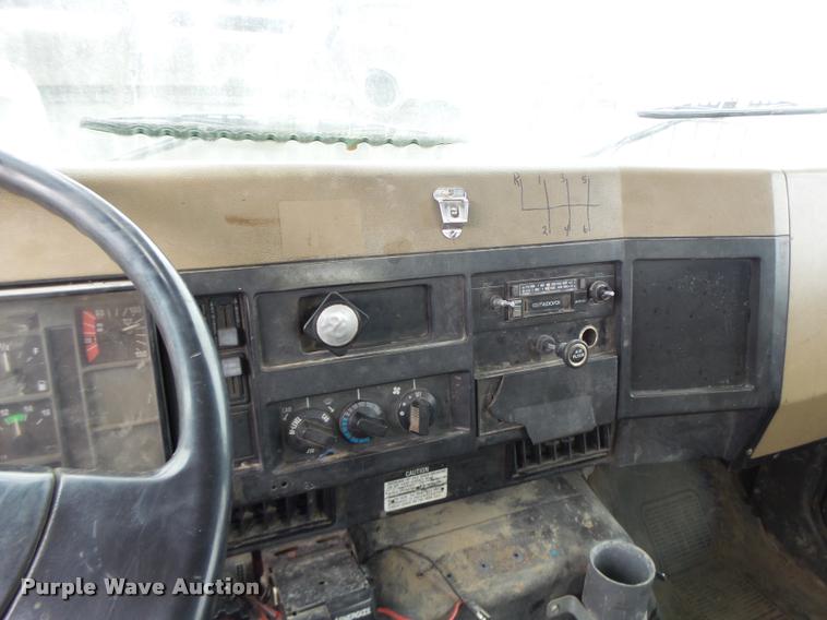 image for item DA3278 1995 International 4800 digger derrick truck