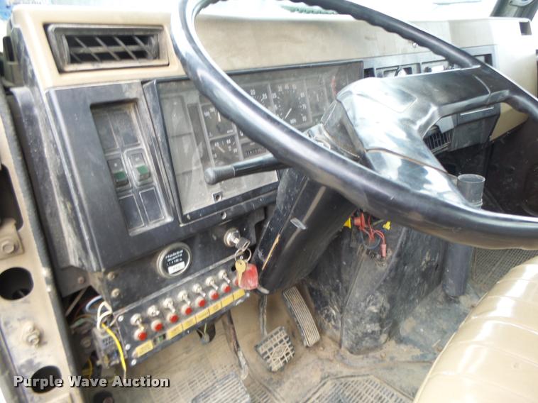 image for item DA3278 1995 International 4800 digger derrick truck