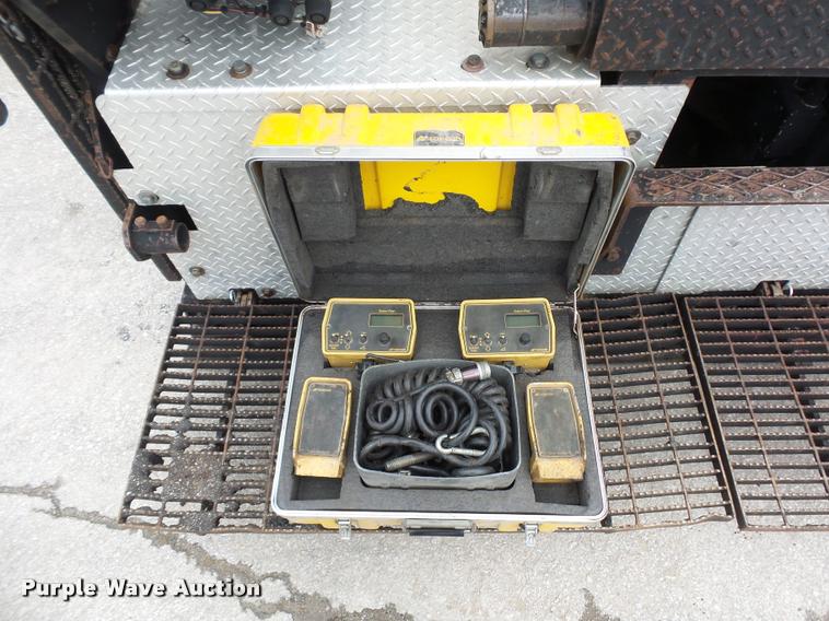 image for item DA5855 2000 Caterpillar AP-650B paver