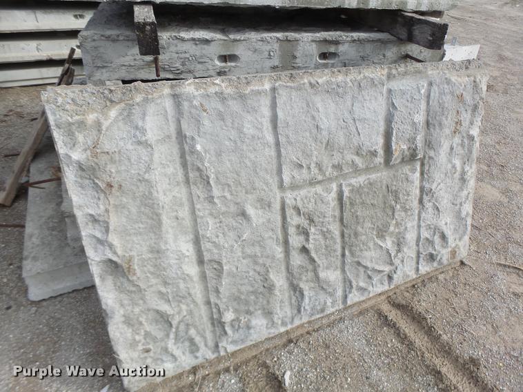 image for item DA9312 Approximately 250 Ashlar Stone retaining wall blocks