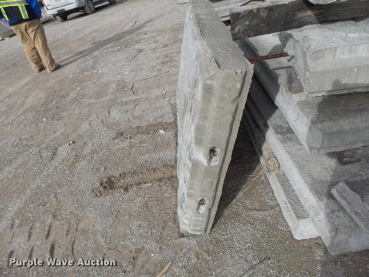 image for item DA9312 Approximately 250 Ashlar Stone retaining wall blocks