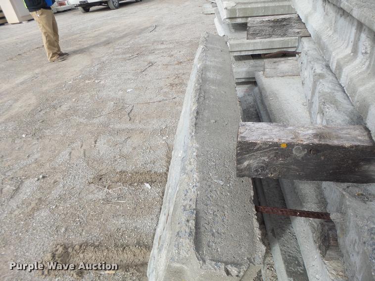 image for item DA9312 Approximately 250 Ashlar Stone retaining wall blocks