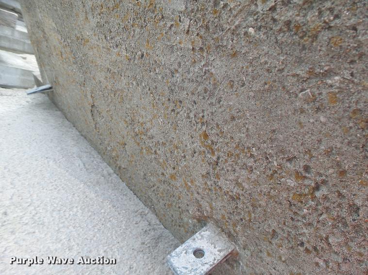 image for item DA9314 Approximately 200 Ashlar Stone retaining wall blocks