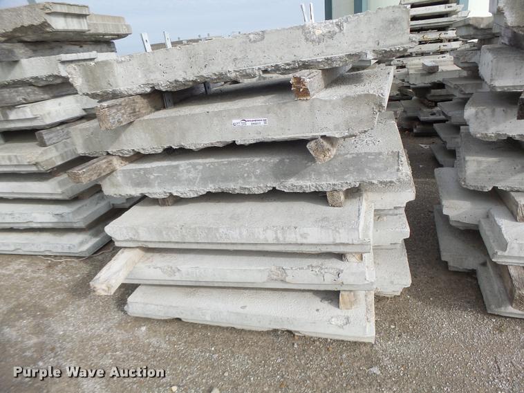 image for item DA9314 Approximately 200 Ashlar Stone retaining wall blocks