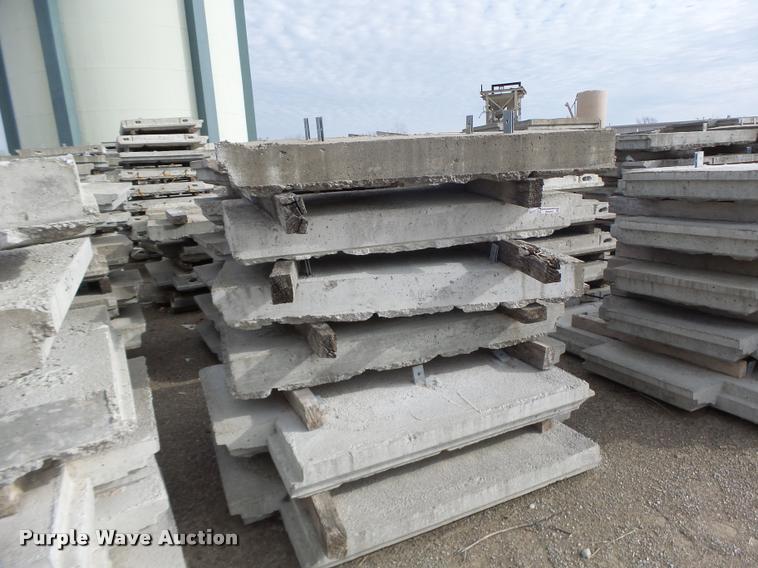 image for item DA9315 Approximately 200 Ashlar Stone retaining wall blocks