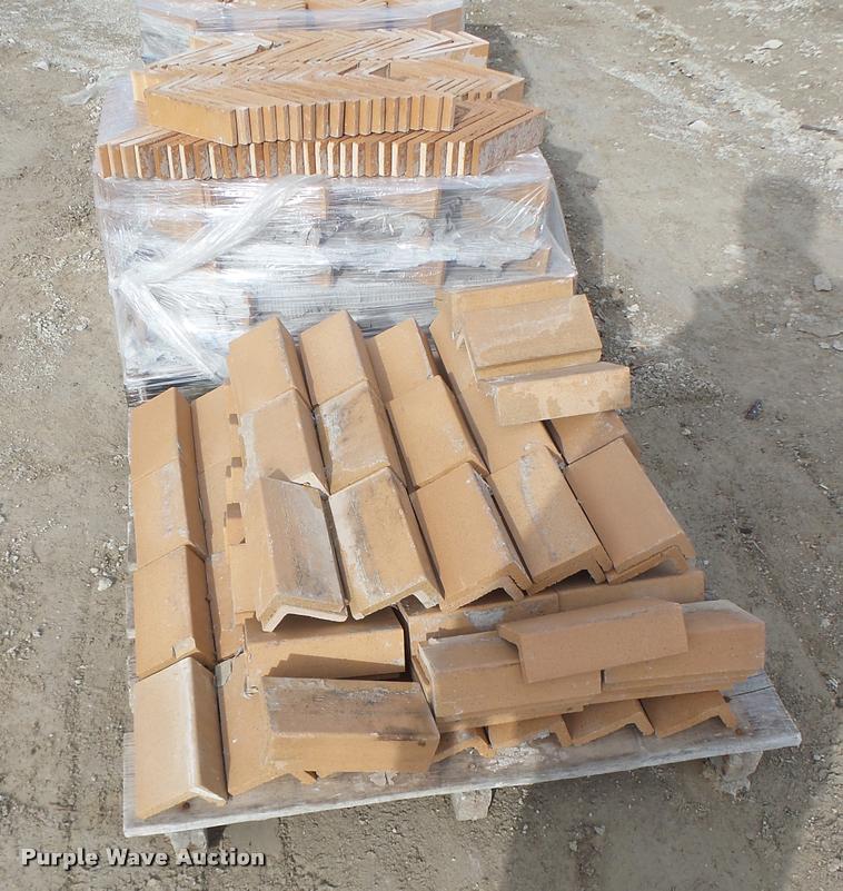 image for item DA9322 Approximately 7 pallets Endicott desert iron spot light