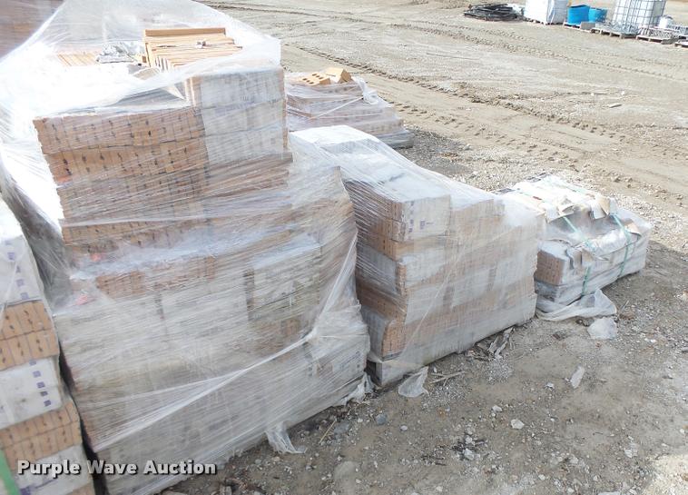 image for item DA9322 Approximately 7 pallets Endicott desert iron spot light