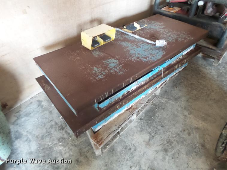 image for item DA9332 (2) electric scissor tables