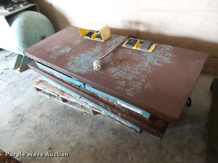 image for item DA9332 (2) electric scissor tables