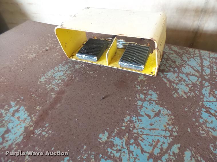 image for item DA9332 (2) electric scissor tables